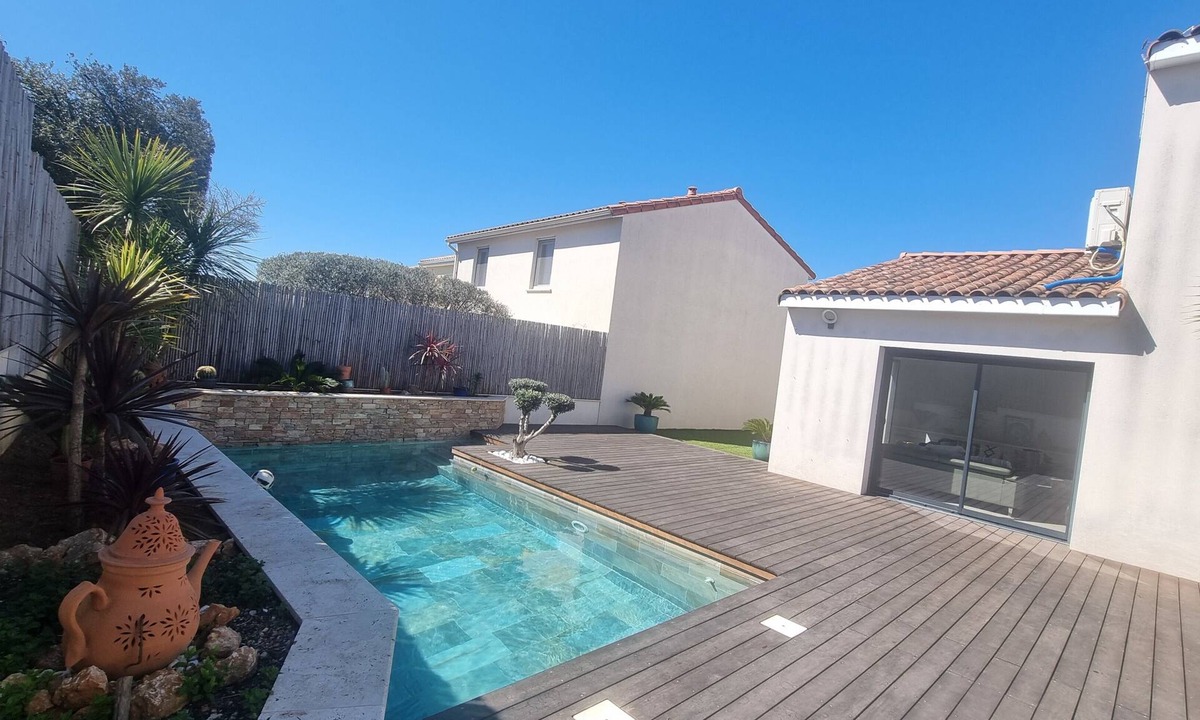 Cournonsec House | Charming villa with a pool near the beaches.