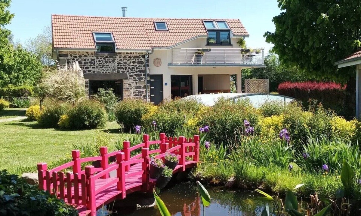 Manzat House | Gîte 'Des Taravelles' with Private Pool, Private Terrace and Wi-Fi