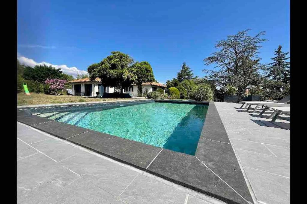 Alix Apartment | Logements chaleureux dans Maison avec piscine à 35 min de LYON