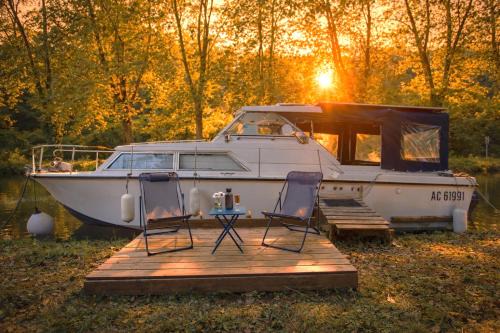 Meilhan-sur-Garonne Boat Rental | Nuit à quai sur notre vedette!