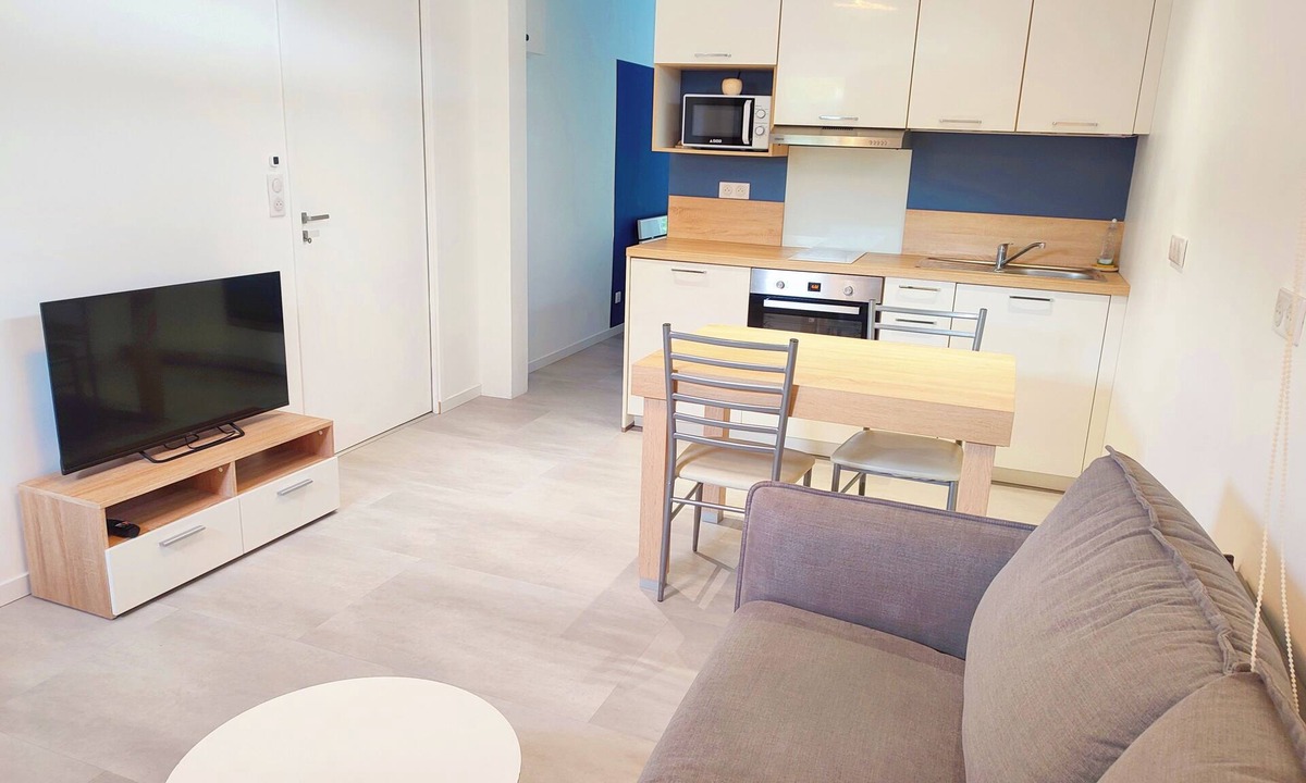 La Pradelle House | Town house with swimming pool, fast freeway access