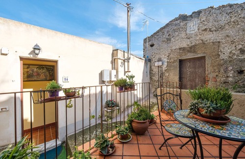 Savoca House | Holiday Home 'Tommaso E Martina' with Mountain View, Wi-Fi and Air Conditioning