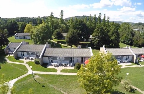 Espalion Apartment | Espalion, pleasant studio for 2 people, heated swimming pool, ideal for couples.