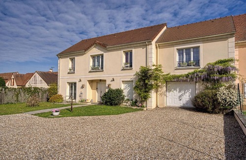 Saulx-Marchais House | Gîte Les Hérissons, 10 people, 5 bedrooms. Quiet family home