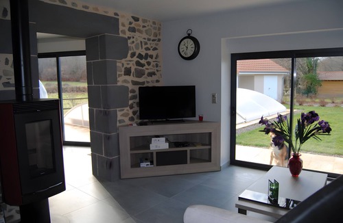 Manzat House | Gîte 'Des Taravelles' with Private Pool, Private Terrace and Wi-Fi
