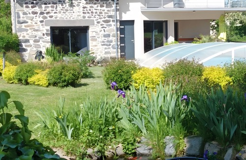 Manzat House | Gîte 'Des Taravelles' with Private Pool, Private Terrace and Wi-Fi