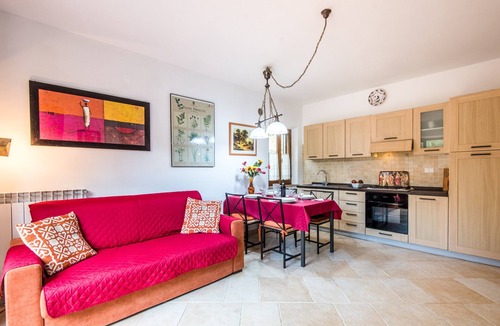 Simignano House | Holiday Home 'Ocabianca' with Private Terrace, Wi-Fi and Air Conditioning