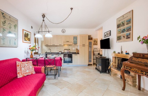 Simignano House | Holiday Home 'Ocabianca' with Private Terrace, Wi-Fi and Air Conditioning