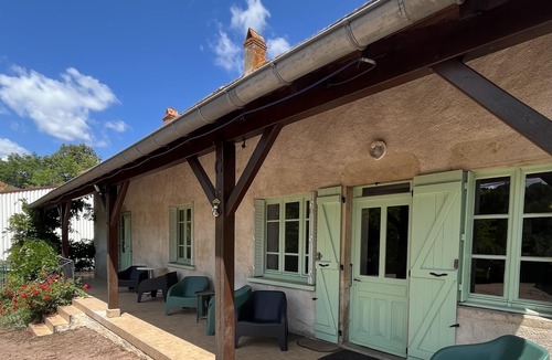 Saint-Marcelin-de-Cray House | La Maison de Command, Gîte Pour 6 Personnes en Campagne, Avec Piscine