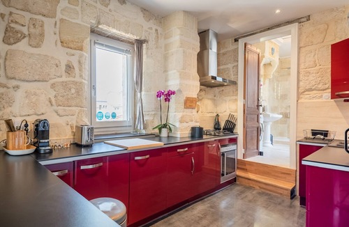 Saint-Michel Apartment | La Monnoye Luxury, Spacious, 4 Star Apt close to riverside w views and parking