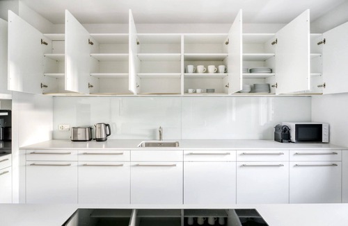 Vorstadte Apartment | Luxe Vorstädte 3.5 Room w/W/D & Storage, 2 min to Market, by Blueground