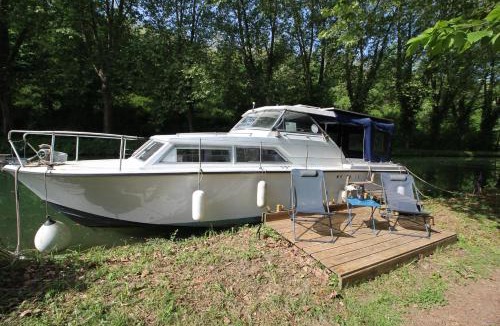 Meilhan-sur-Garonne Boat Rental | Nuit à quai sur notre vedette!