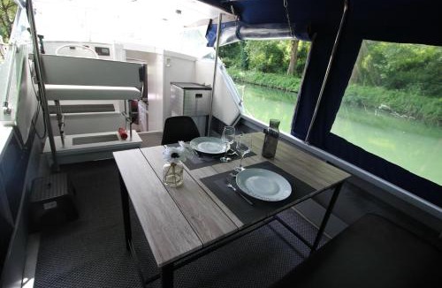 Meilhan-sur-Garonne Boat Rental | Nuit à quai sur notre vedette!