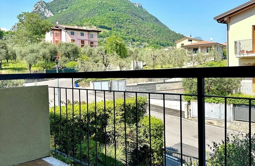 Gaino House | Pink House cottage in a quiet location