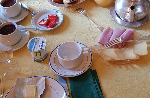 Saint-Nectaire Bed & Breakfast | Quiet, independent double room facing the forest