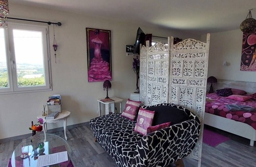 Egliseneuve-pres-Billom Bed & Breakfast | Romantic 35 m² Guest Room with Mountain View, Wi-Fi, and Air Conditioning