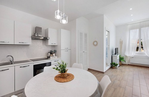 Varazze Apartment | Rosa Corallo Deluxe – Historic Center Apartment with Wi-Fi and Air Conditioning