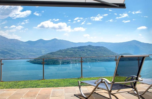 Parzanica Apartment | Segesta - panoramic outdoor area and swimming pool