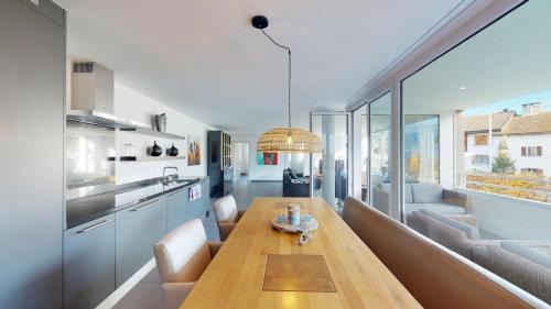 Lenz Apartment | Spacious apartment with mountain view