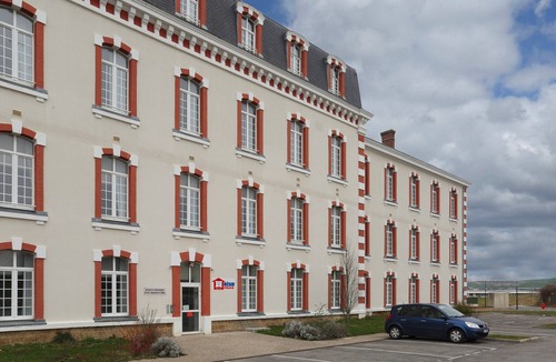 Epernay Apartment | Value Studio: Cozy, Kitchenette, Free Wi-Fi