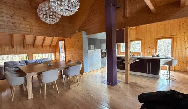Architect-designed chalet with spa and panoramic views 3 bedrooms, children's area