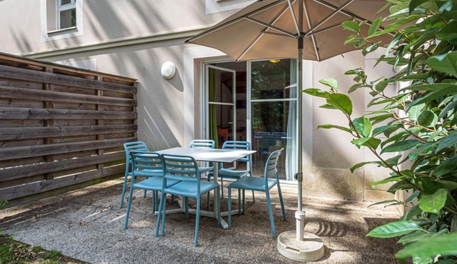 Beautiful apartment in villa for 6 guests with internet, pool, TV, terrace and pets allowed