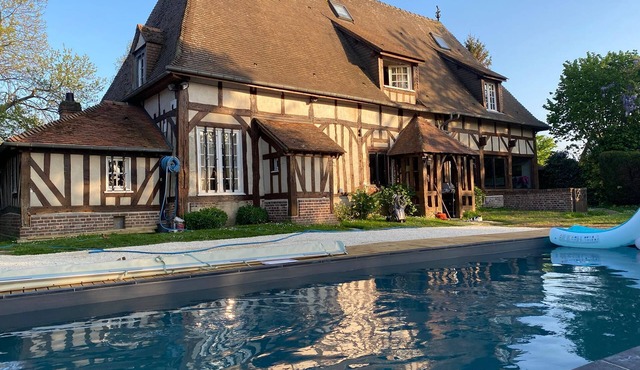 BEAUTIFUL NORMAN HOUSE OF 12 ROOMS IN A CASE OF GREENERY