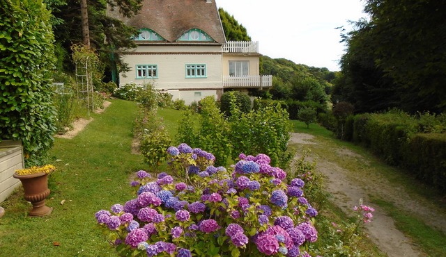 Beautiful Norman apartment in character house 200m from the beach