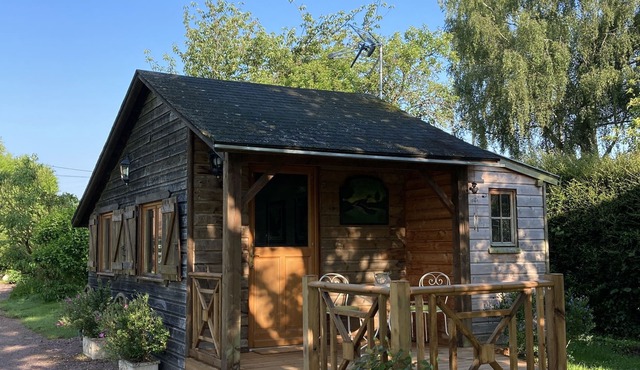 Bed and breakfast with terrace in a detached chalet in Normandy
