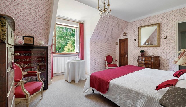 Bed and Breakfast 'Chambre La Suite Rose Et Vieille Or' with Shared Garden and Wi-Fi
