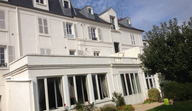Bright sunny apartment on the ground floor with garden