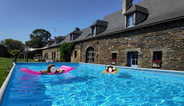 Charming country house, heated swimming pool,