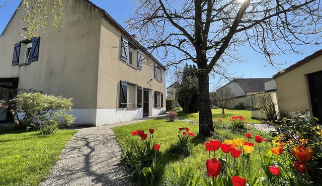 Charming house, Big enclosed garden, Land/Petanque, Pets allowed, Garage