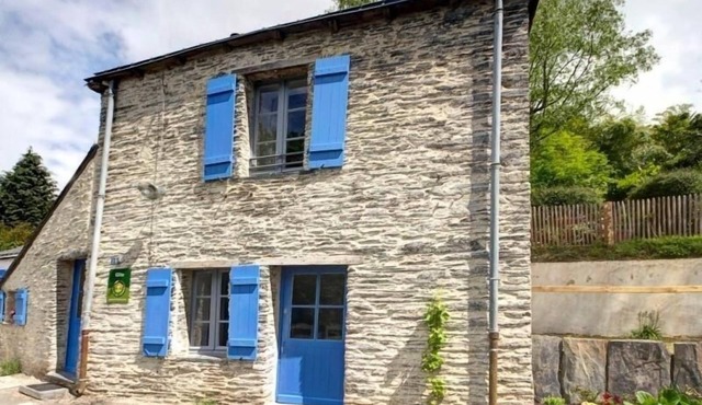 Charming Riverside Cottage with Authentic Decor, Private Garden, and Fishing Amenities
