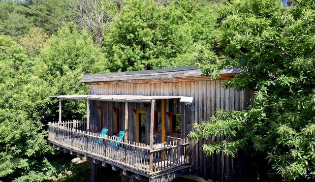 Comfortable, air-conditioned cabane sur Pilotis in the Cevennes.