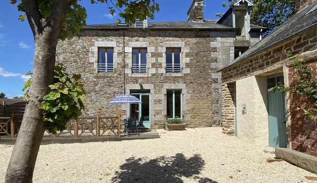 Comfortable Historic GITE for 14 persons - HotTub/Use of Tennis Court opposite