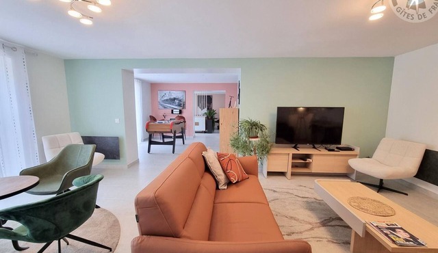 Cozy cottage with WIFI and large garden, near Disneyland