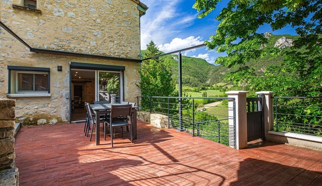 Gîte Drôme Cresta with Mountain View, Private Terrace, and Wi-Fi