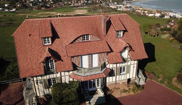 Grand Duplex *, Sea View, 5 bedrooms, linen provided, private garden
