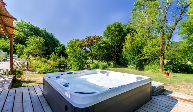Holiday Home with Jacuzzi, Peaceful Haven in the Heart of Nature