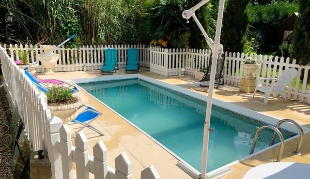 Homerez - Beautiful house for 4 ppl. with shared pool and terrace at Bracquetuit