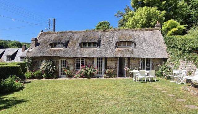 "La Chaumière de Nanou", with large garden and close to the sea.