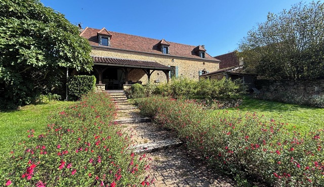 LOVINGLY RESTORED BARN WITH HEATED POOL & LARG GARDEN NEAR BY SARLAT