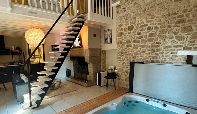 Luxurious cottage for a romantic stay with pool access