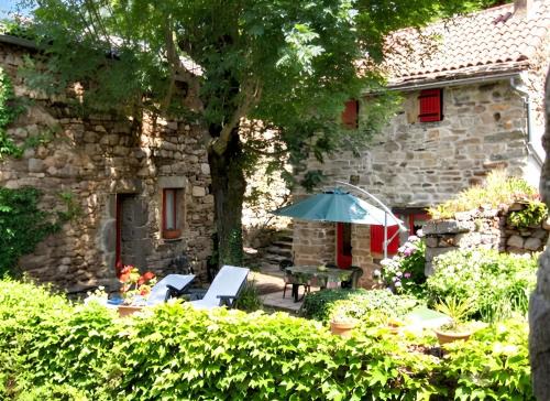 Maison cosy avec vue sur la montagne à Dompnac, cheminée