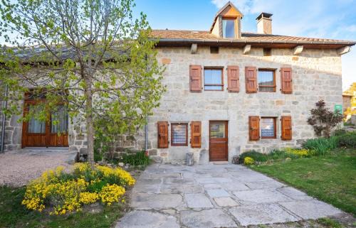 Maison de charme avec vue sur la montagne à Albaret-Sainte-Marie