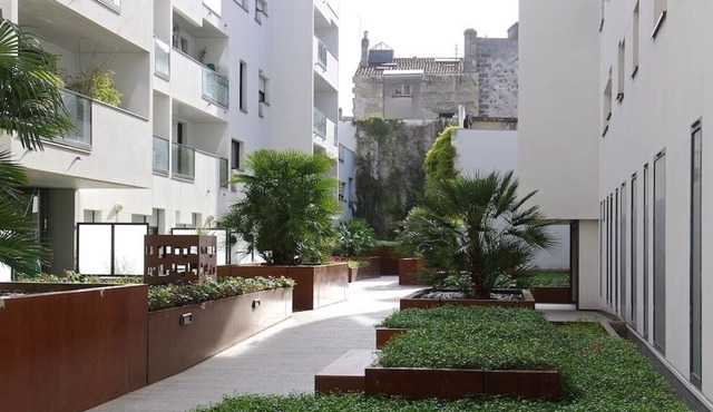 Modern 2-bedroom apartment with elevator & parking space - center of Bordeaux