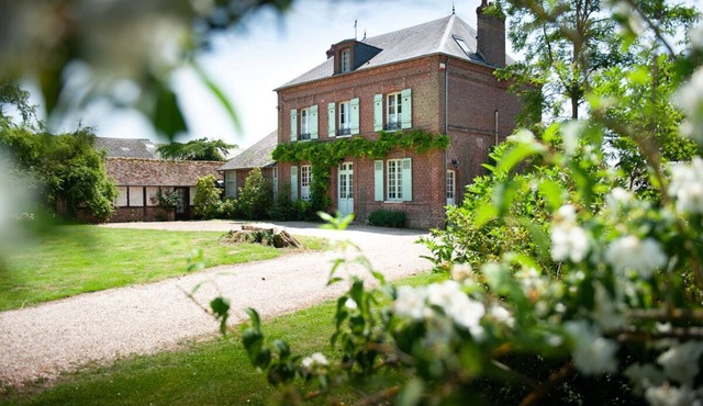 Morgny: House with walled garden and above ground pool heated from May to September.