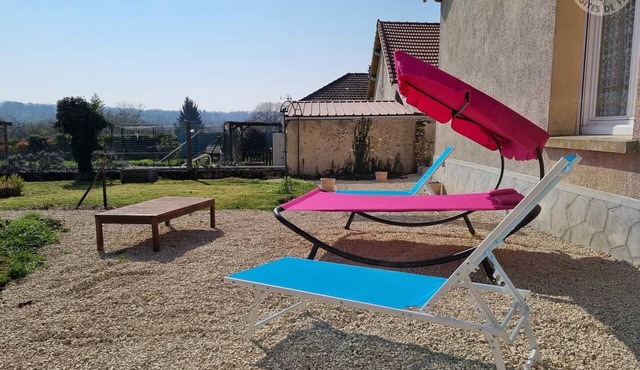 Peaceful house with garden, pets welcome, private parking