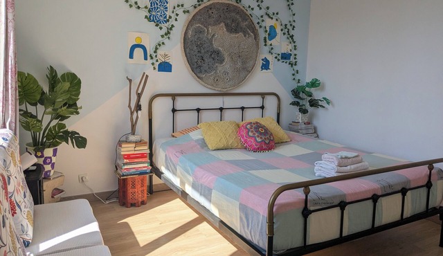 Quiet independent room with private bathroom/WC, garden access, near Paris Orly